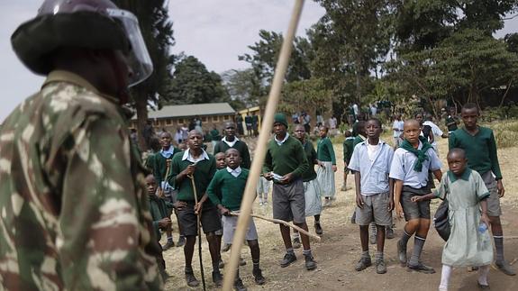 La Policía usa gas lacrimógeno contra niños durante una protesta escolar en Nairobi