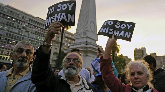 Los forenses no encuentran restos de pólvora en las manos del fiscal Nisman