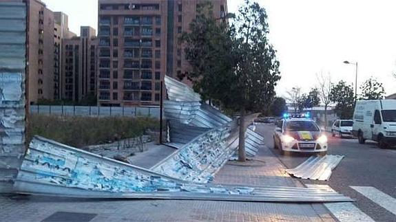 Un hombre muere en Valencia al caerle un muro derribado por el viento