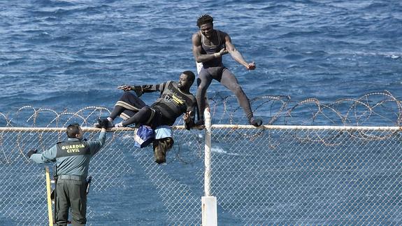 Medio centenar de inmigrantes asaltan la frontera de Ceuta