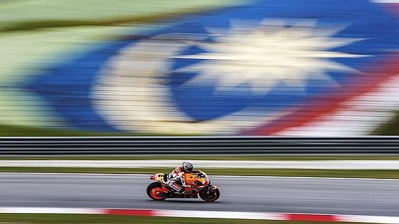 Márquez destroza el récord de Sepang