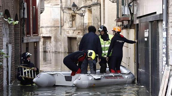 El Ebro inunda 20.000 hectáreas en Navarra y comienza a anegar Aragón