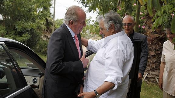 Mújica elogia ante Don Juan Carlos la simpatía de Felipe VI