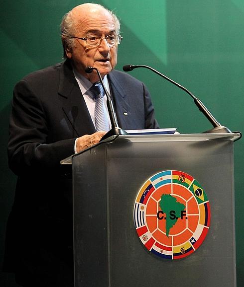 Blatter pide a Irán que permita que las mujeres acudan a los estadios de fútbol