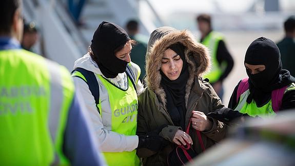 La Guardia Civil detiene en El Prat a una marroquí que pretendió alistarse en el Estado Islámico