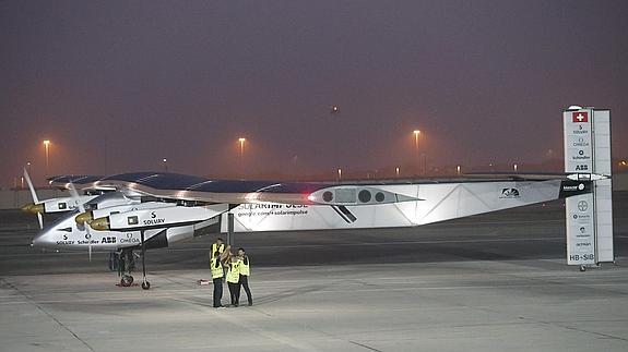 El avión Solar Impulse 2 despega para dar su primera vuelta al mundo sin carburante