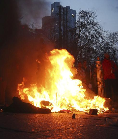 Fráncfort vive una noche de tensión marcada por los disturbios