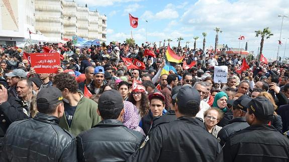 Miles de personas protestan en Túnez contra el terrorismo