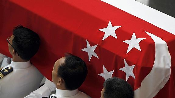 Arrestan a un adolescente por comparar al 'padre fundador' de Singapur con Mao, Stalin y Hitler