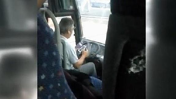 Absuelto el conductor de un autobús escolar que wasapeó mientras conducía