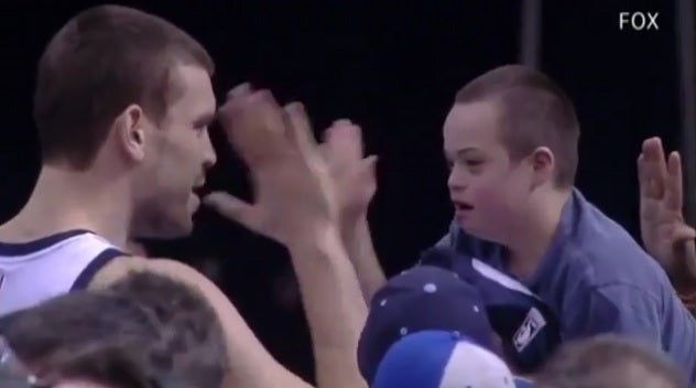 Marc Gasol, detalle de crack con un niño