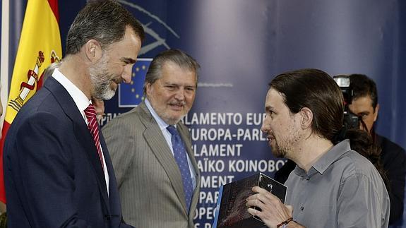 Pablo Iglesias regala 'Juego de Tronos' al rey Felipe VI