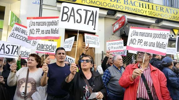 Unas 250 personas se concentran en Génova