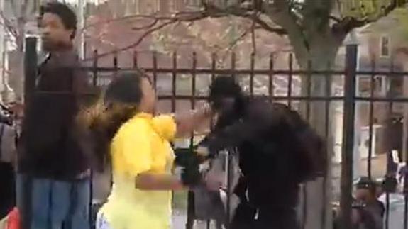 Una madre furiosa saca a golpes a su hijo de las protestas de Baltimore