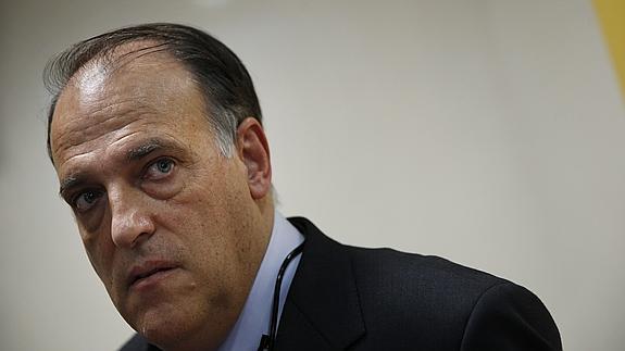 Javier Tebas denuncia el «chantaje» de la FEF