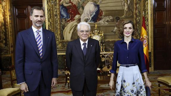 El Rey y Rajoy abordan los naufragios en el Mediterráneo con el presidente de Italia