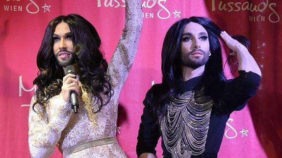 Conchita Wurst conoce a su doble de cera en el Madame Tussauds de Viena