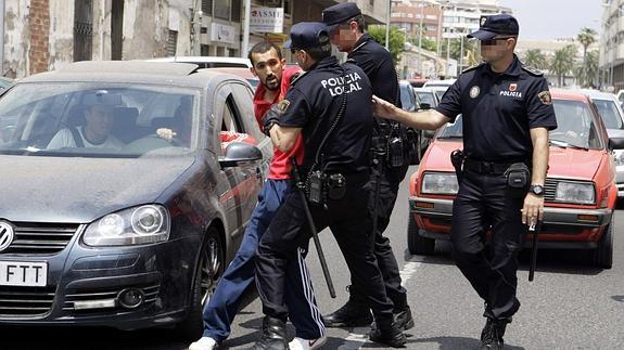 La Policía retiene a un miembro del PP en Melilla tras ser sorprendido entregando votos en Correos