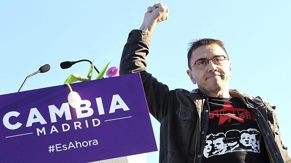 Monedero irrumpe en el mitin de cierre de Podemos y es aclamado por los asistentes