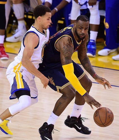 LeBron James le come la tostada a Curry y empata la final