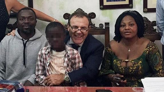 El padre de Adou, el niño de la maleta: «No soy culpable, me engañaron»