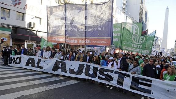 Los sindicatos opositores paralizan Argentina con su huelga de transportes