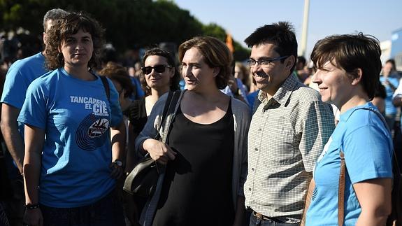 Colau y unas 1.000 personas piden el cierre del CIE de Barcelona
