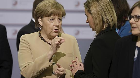 La UE lanza una operación naval contra los traficantes de inmigrantes en el Mediterráneo