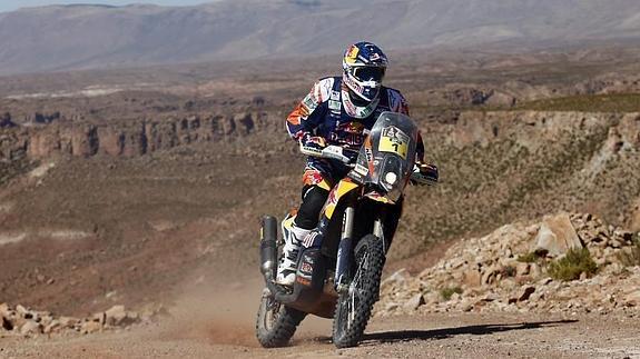 Marc Coma se baja de la moto