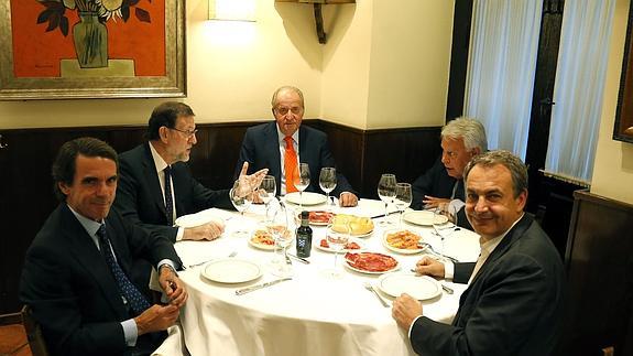 El Rey Juan Carlos celebra una cena privada con Rajoy, González, Aznar y Zapatero