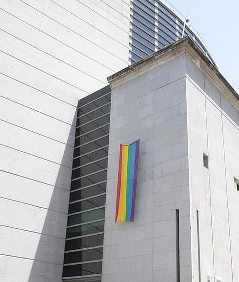 El Congreso cuelga por primera vez la bandera gay