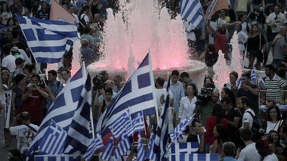 Centenares de personas festejan en Atenas la victoria del 'no'