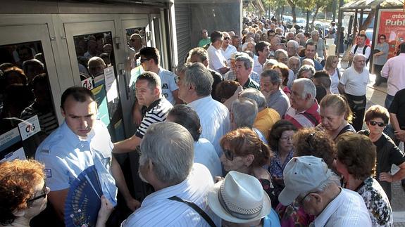 Miles de jubilados hacen colas en bancos para cobrar tras la extensión del 'corralito'