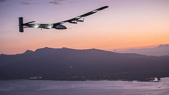 El Solar Impulse suspende su vuelta al mundo por problemas en las baterías