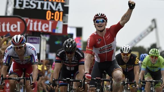 Greipel aprovecha la oportunidad al sprint