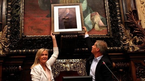El PP cuelga una foto de Felipe VI donde estaba el busto de Juan Carlos I y BComú la retira