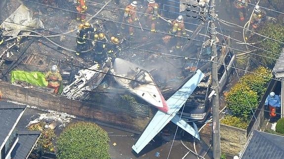 Tres muertos y cinco heridos tras estrellarse una avioneta contra una vivienda en Tokio