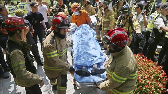 Un anciano se quema a lo bonzo frente a la embajada de Japón en Seúl