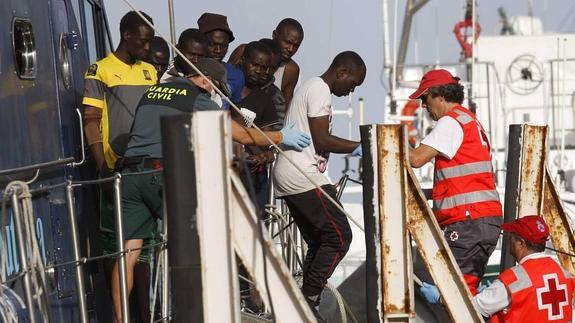 Llegan a Almería los 34 inmigrantes rescatados de una patera en Alborán