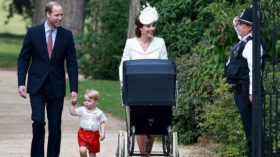 Los duques de Cambridge denuncian el «acoso» que sufren sus hijos de los paparazzi