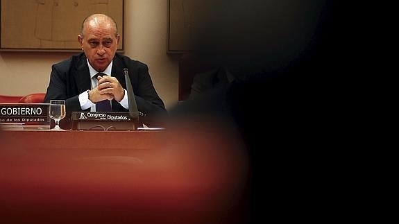 La oposición no se cree «la milonga» de Fernández Díaz y pide su dimisión