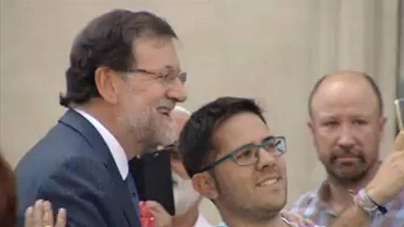 Rajoy, de 'selfies' con los ciudadanos