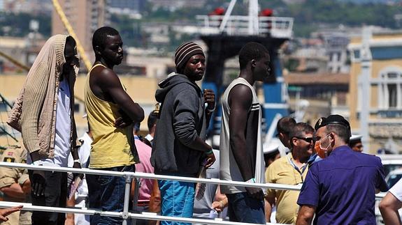 Los guardacostas italianos lanzan una operación para rescatar a cerca de 3.000 inmigrantes