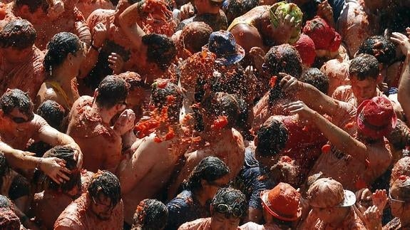 Buñol se tiñe de rojo