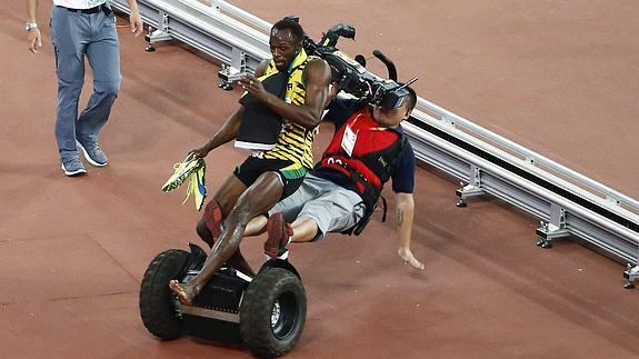 Un cámara tira a Bolt al suelo en plena celebración