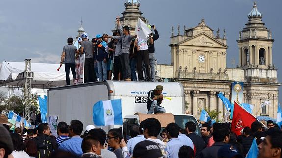 Miles de guatemaltecos piden la dimisión del presidente Otto Pérez Molina por corrupción