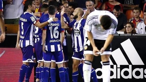 Nuno pincha con sus rotaciones y el Deportivo saca un punto de Mestalla