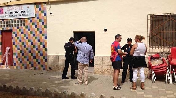 El hombre atrincherado con un arma en un bar de Vélez-Málaga se entrega