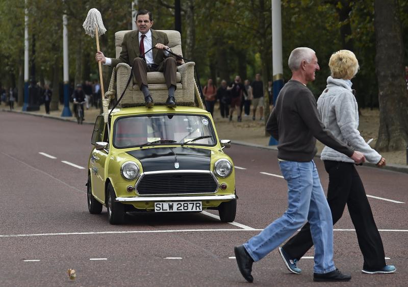 'Mr Bean' se sube al techo de su coche para celebrar sus 25 años