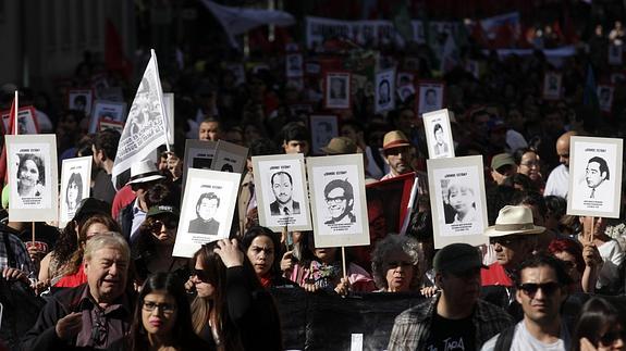 Miles de personas homenajean en Chile a las víctimas de la dictadura de Pinochet